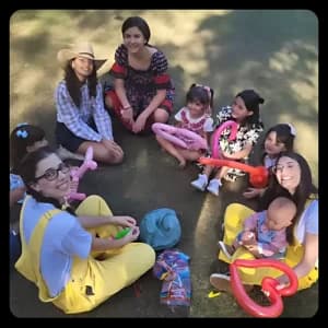 Recreadoras em roda com crianças