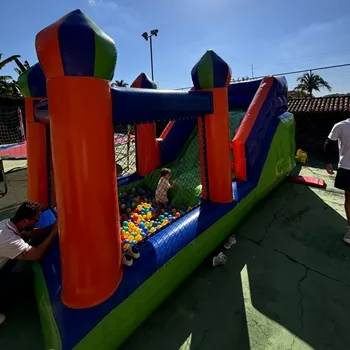 Toboguinho com piscina de bolinhas